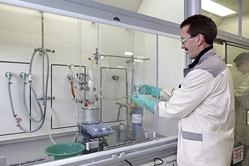 Foto und Verlinkung zu Modul C: Spezielle Tätigkeit an einer Apparatur im Abzug